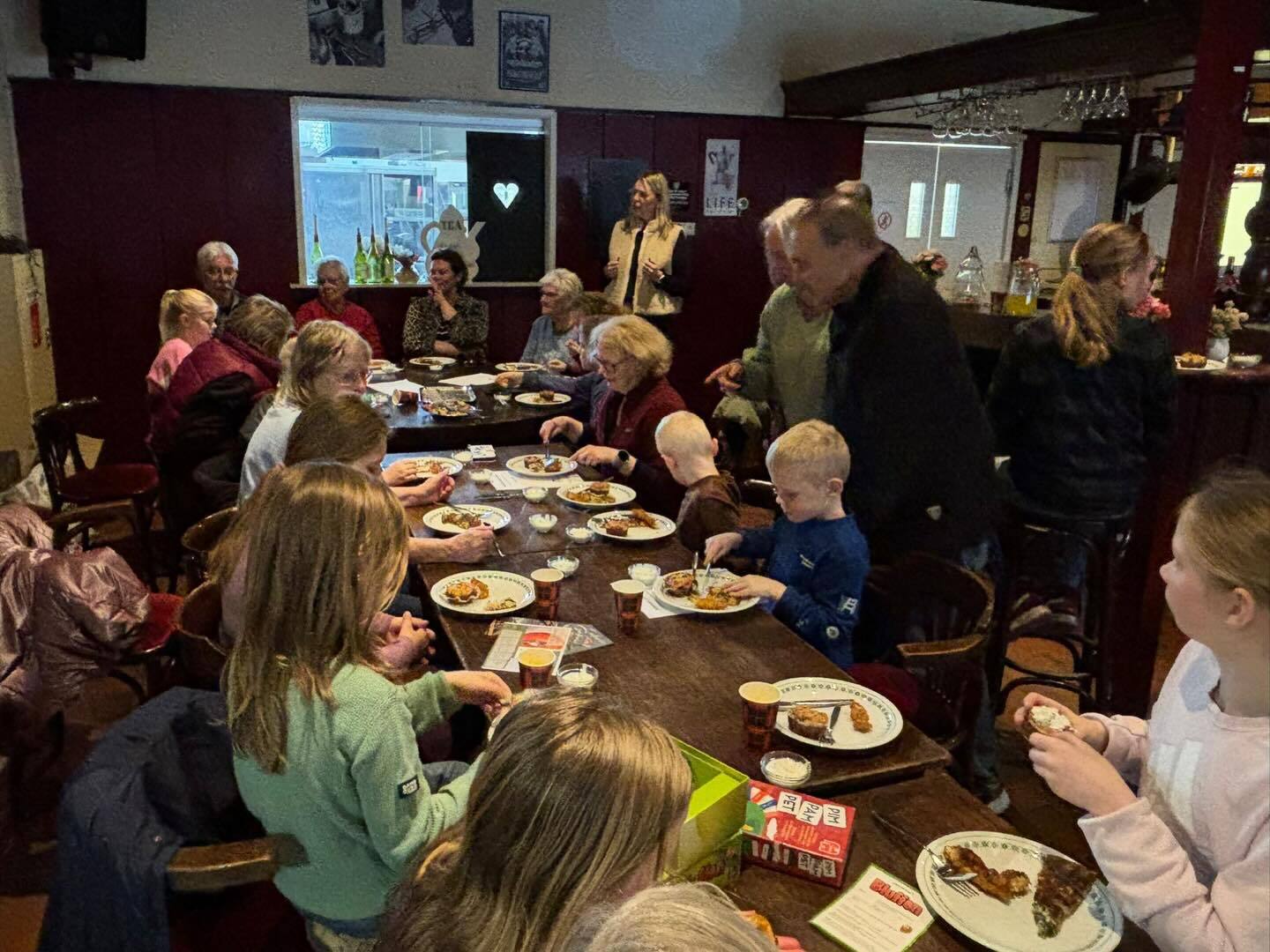 Samen koken en spelen met jong en oud