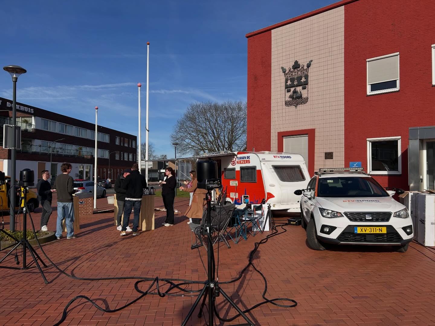 RTV Noord bij gemeentehuis