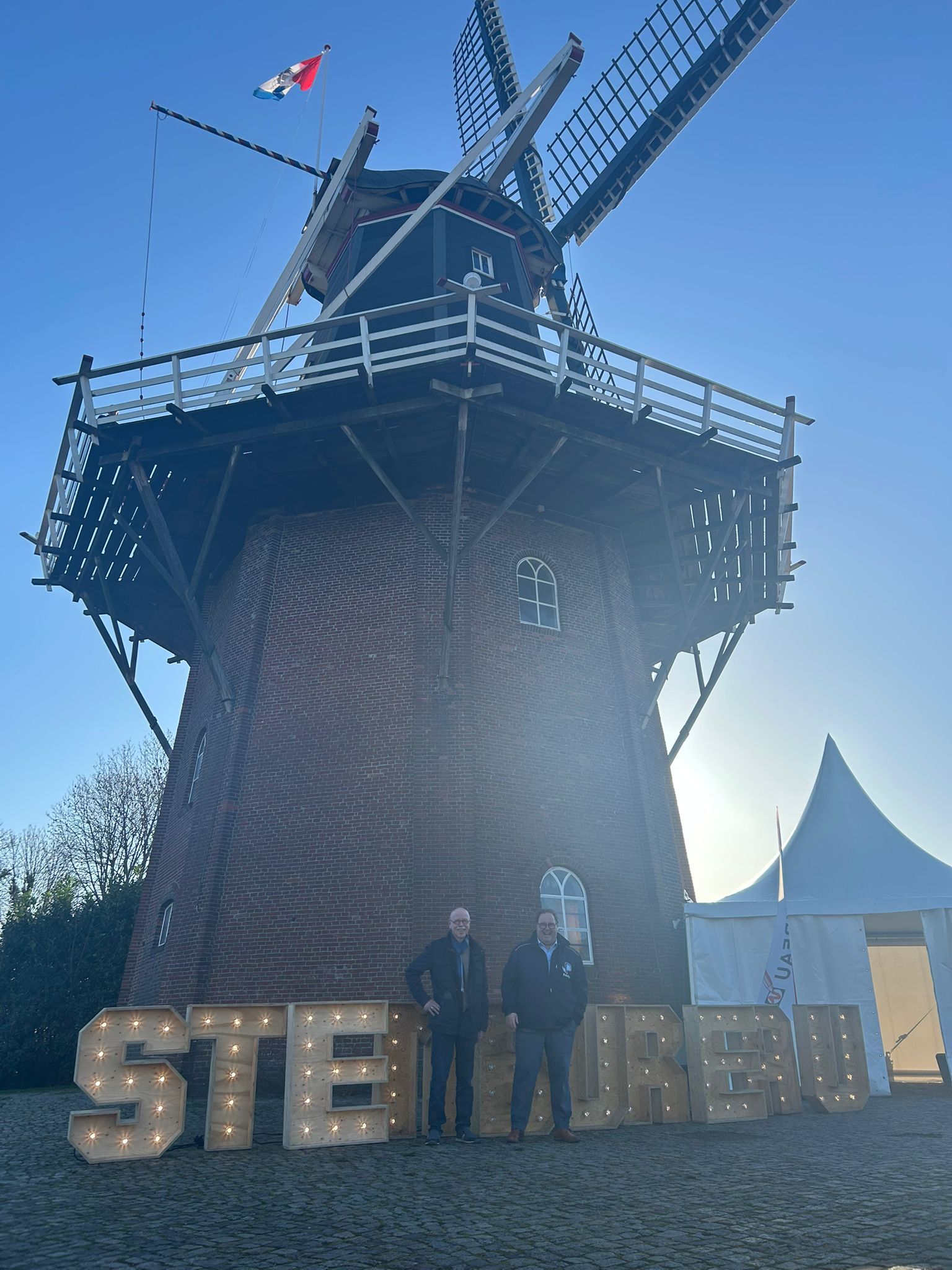 Jaap en inwoner voor de molen