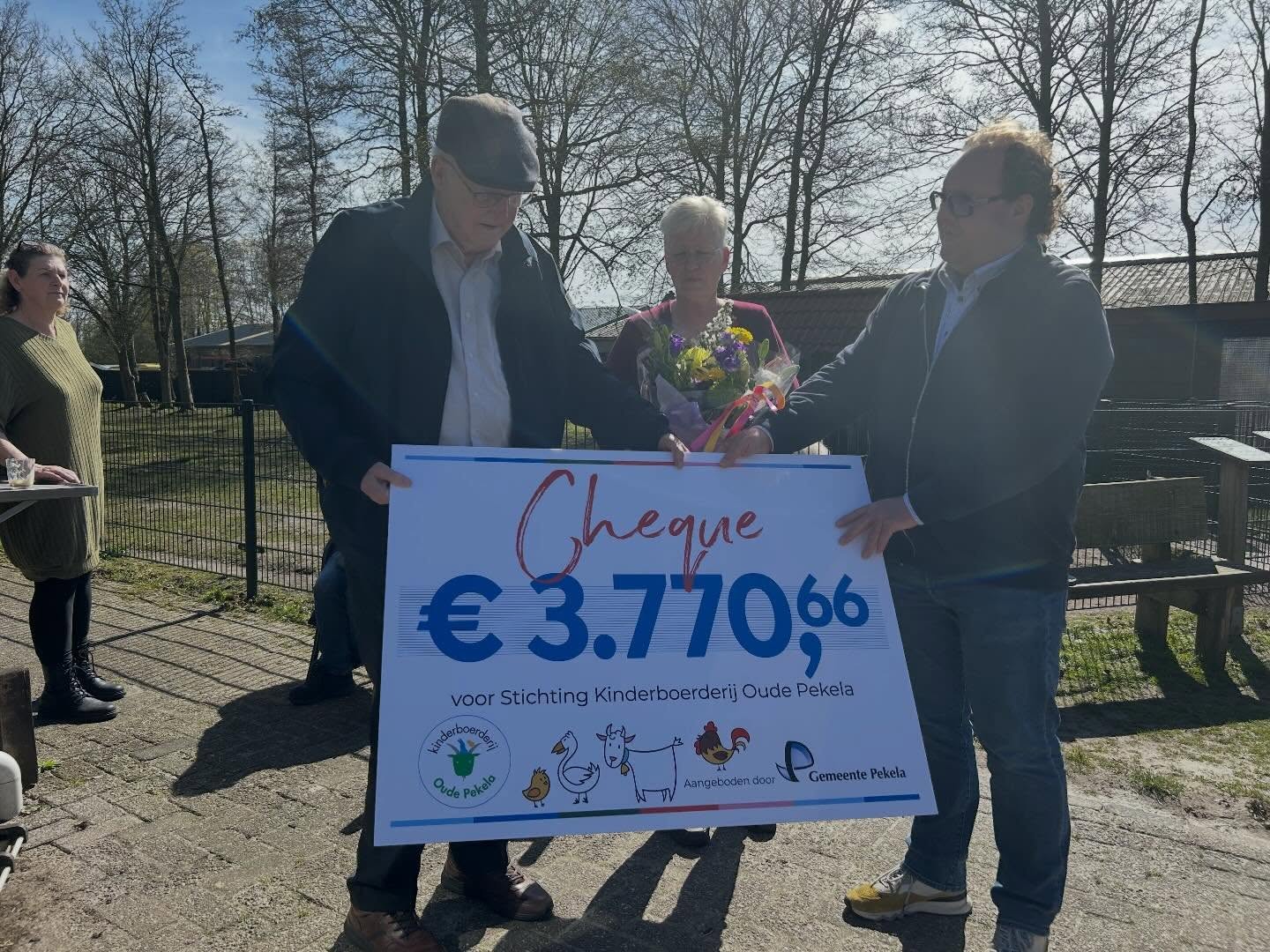 Uitreiking cheque kinderboerderij